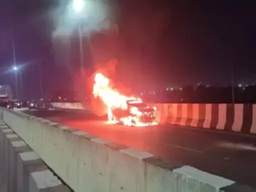 टाटा नेक्सॉन कार जलकर खाक, टायर फटने से रायपुर-भिलाई रोड में हुआ बड़ा हादसा