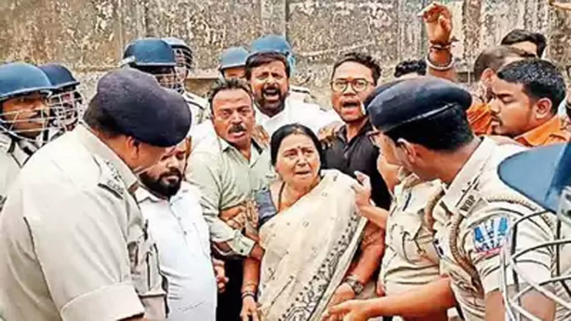 भाजपा कार्यकर्ताओं ने पार्टी विधायक को पुलिस से हाइजैक कर लिया