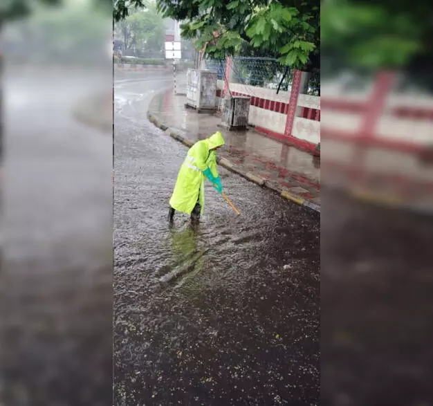 Hyderabad: हैदराबाद में भारी बारिश, लोगों को भीषण गर्मी से राहत