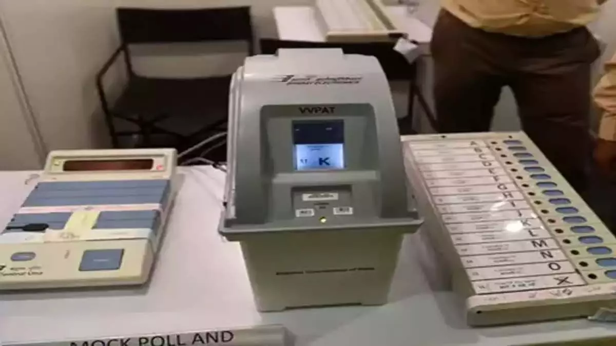 खराब इलेक्ट्रॉनिक वोटिंग मशीनों के कारण होती हैं असुविधाएं