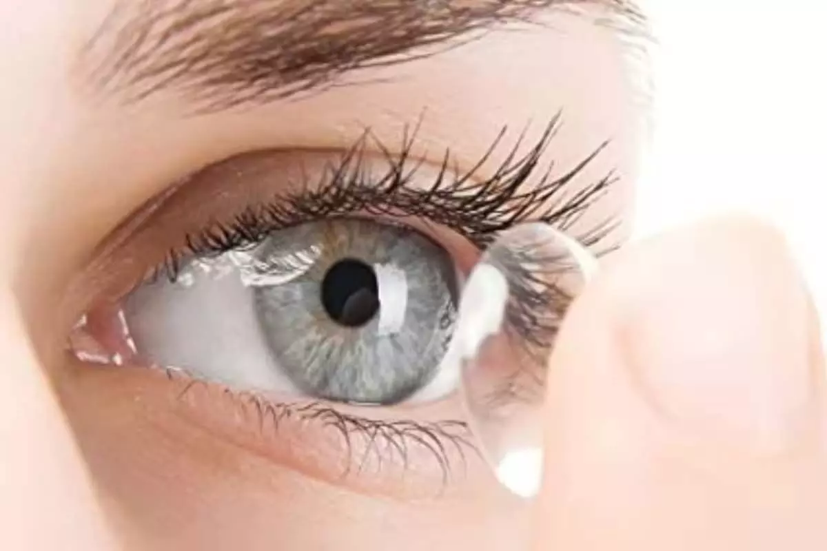कॉनटेक्ट लेंस लगाते हैं, तो फ्लाइट के दौरान ऐसे रखें आंखों का ख्याल