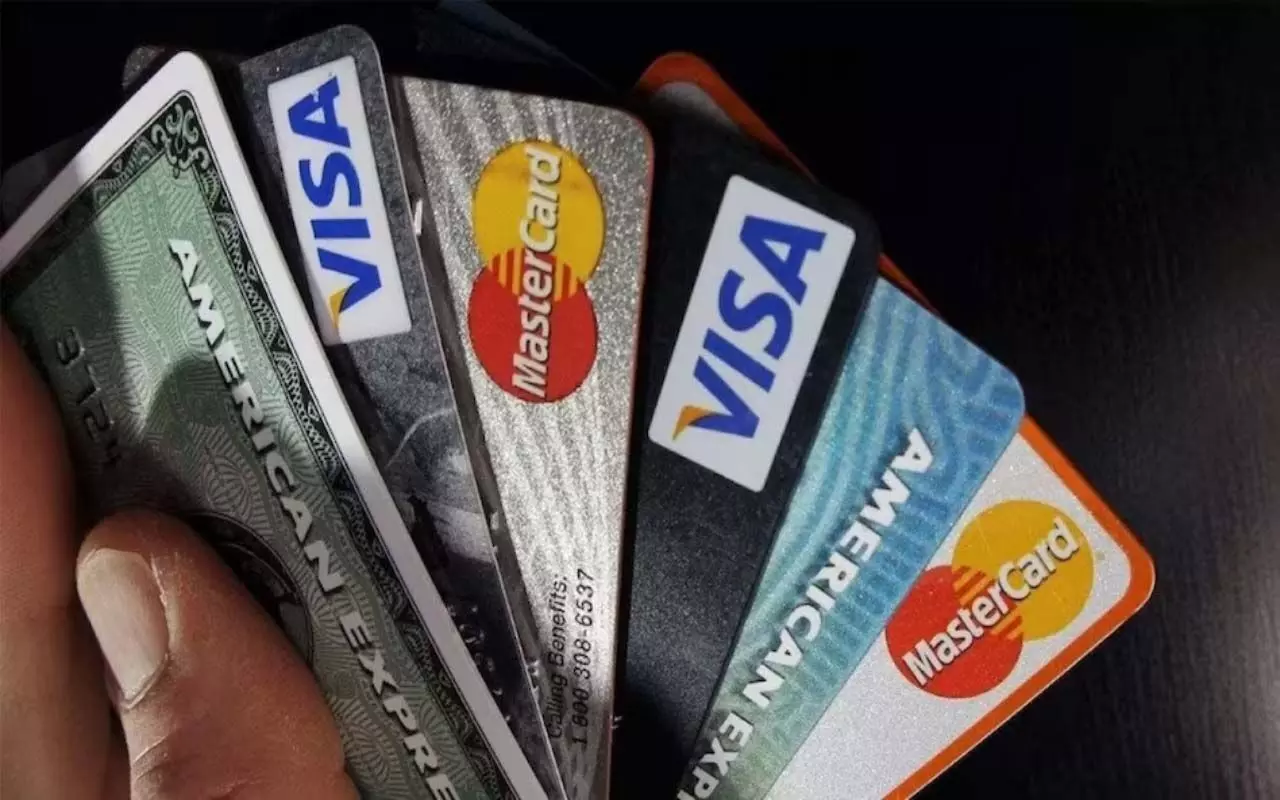 RBI ने क्रेडिट-डेबिट कार्ड के नियमों में किया बड़ा बदलाव, यूजर्स पर भी पड़ेगा असर