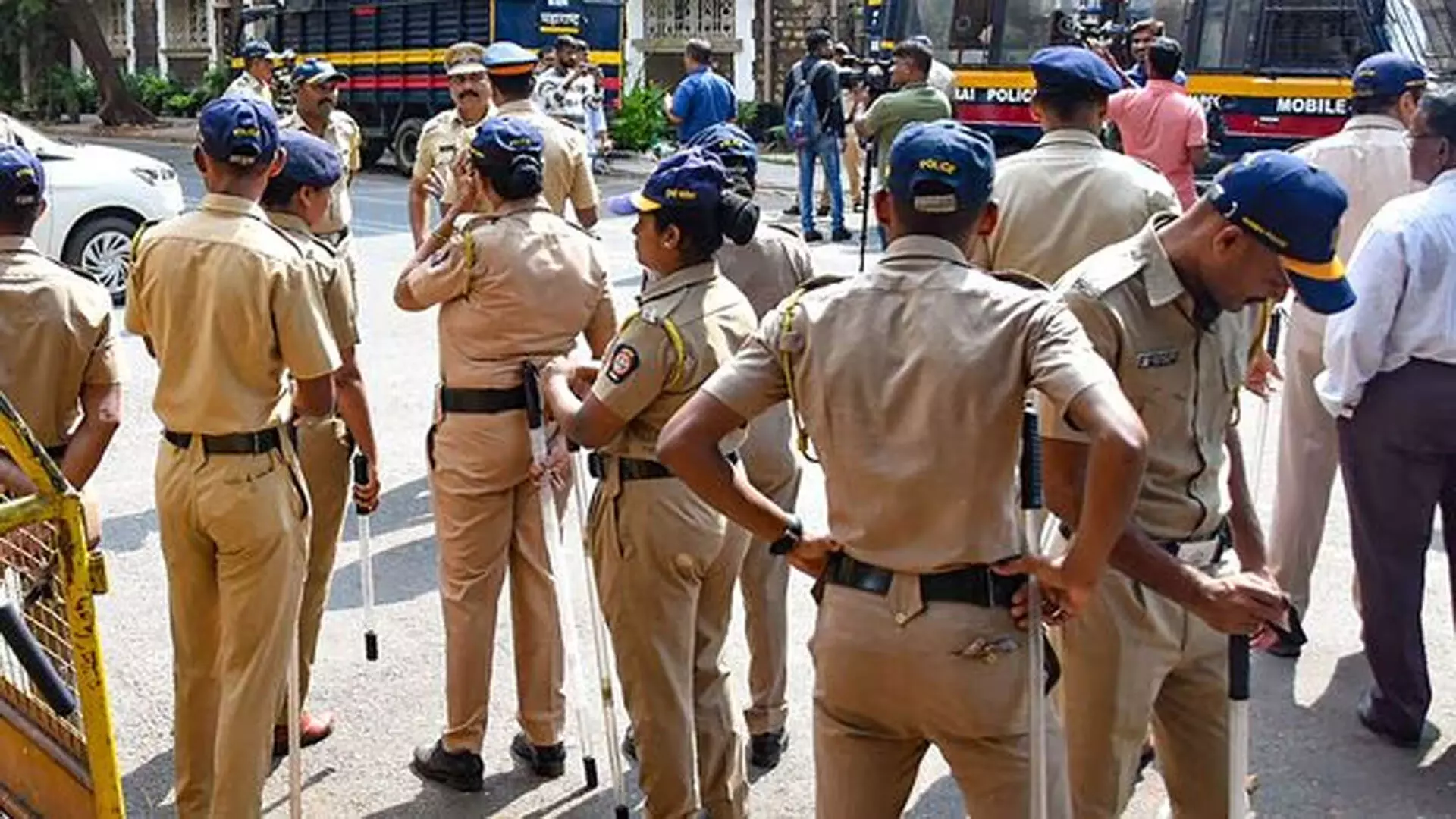 सलमान खान के घर पर फायरिंग के कुछ दिन बाद मुंबई पुलिस ने चेतावनी दी