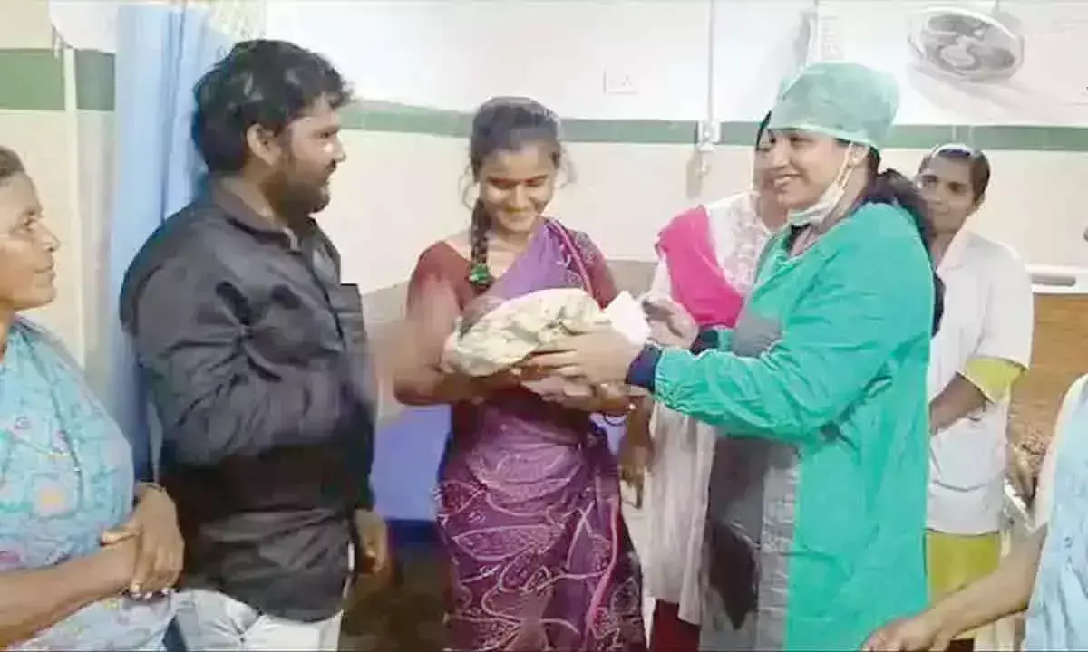 डॉ. लक्ष्मी ने माँ और बच्चे को बचाने का अभियान स्थगित कर दिया