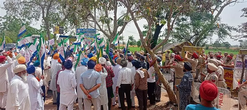 पुलिस ने आंदोलनकारी किसानों को भाजपा चुनाव रैली स्थल के पास जाने से रोका