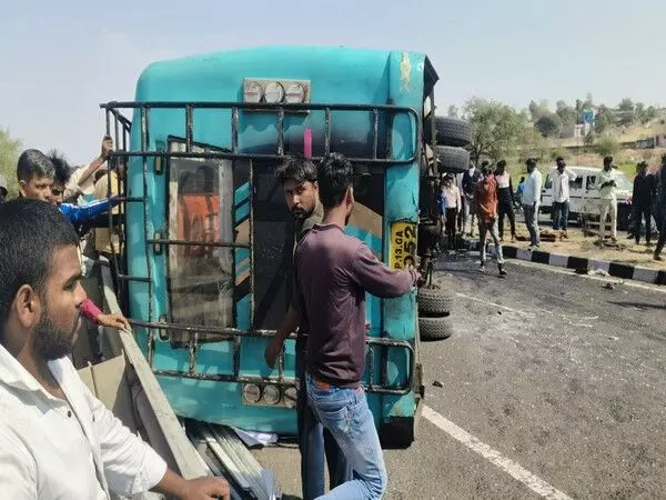इंदौर अहमदाबाद राष्ट्रीय राजमार्ग पर सड़क दुर्घटना में एक यात्री की मौत