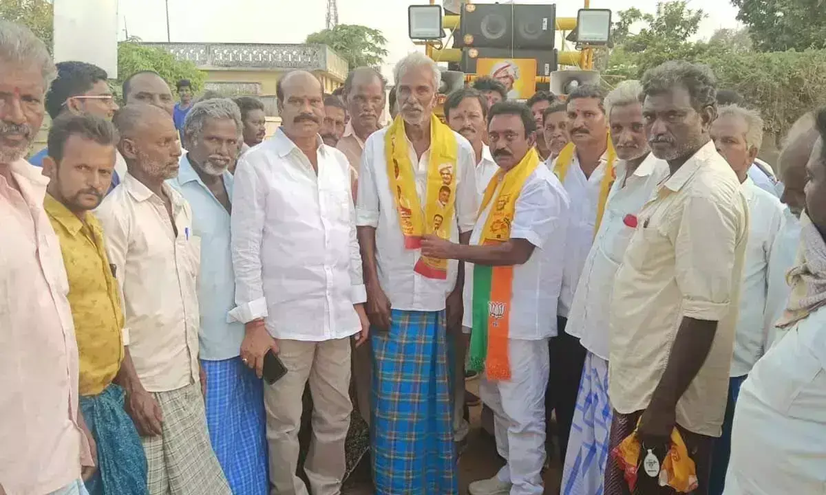 बोगोलू मंडल में वाईएसआर कांग्रेस पार्टी के दो सदस्य तेलुगु देशम पार्टी में शामिल हुए