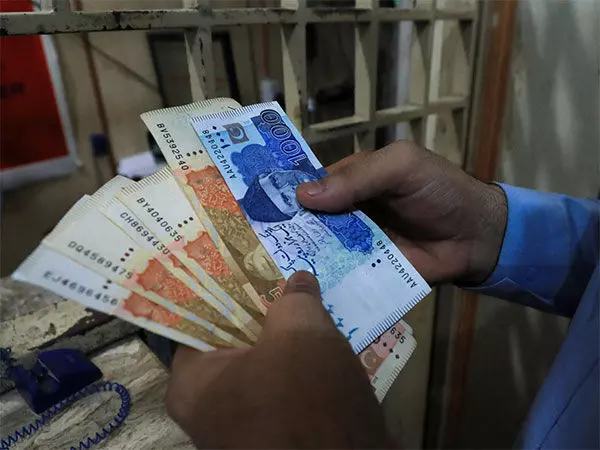 संकट के बीच पाकिस्तान सरकार ने बैंकों से रिकॉर्ड पीकेआर 5.5 ट्रिलियन, एक सप्ताह में पीकेआर 650 बिलियन उधार लिया