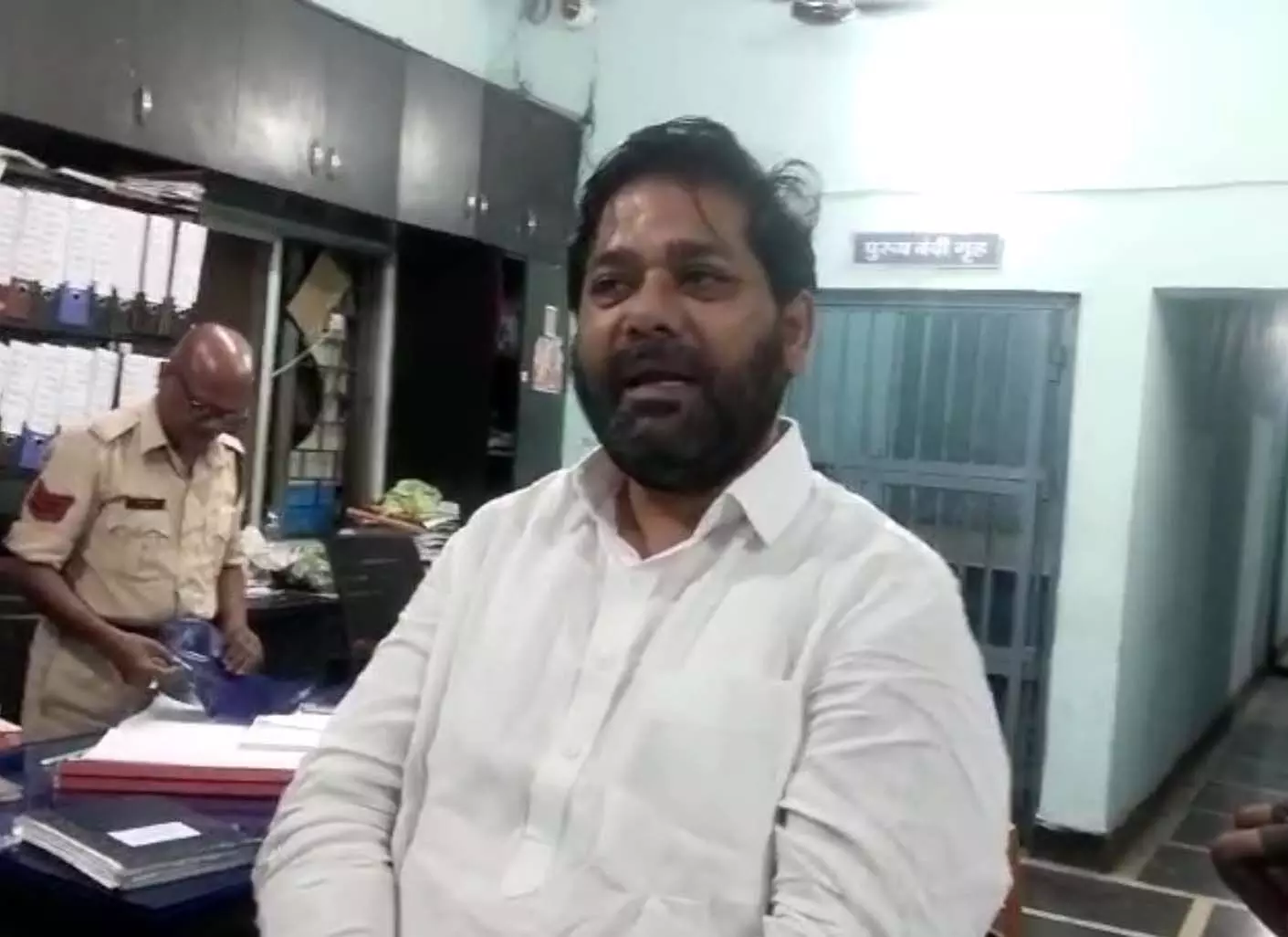 अशोका बिरयानी के मालिक कृष्णकांत तिवारी को तेलीबांधा थाना लेकर पहुंची पुलिस