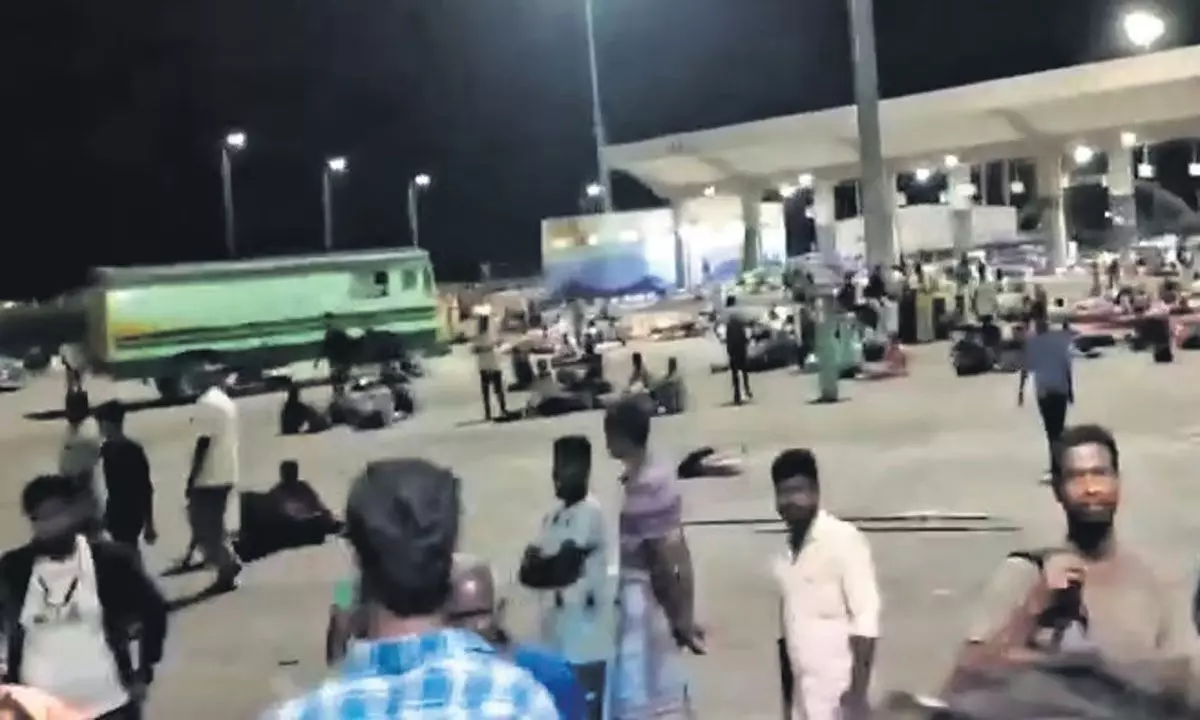 चेन्नई में किलांबक्कम टर्मिनस पर यात्रियों ने विरोध प्रदर्शन किया