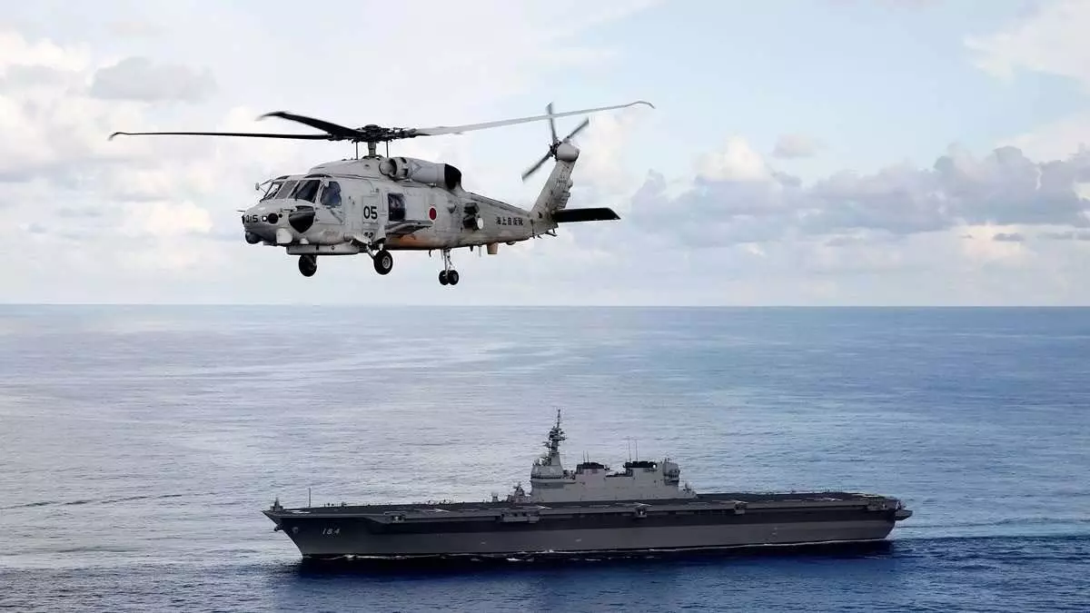जापानी नौसेना के दो हेलीकॉप्टर प्रशांत महासागर में क्रैश, आठ की मौत