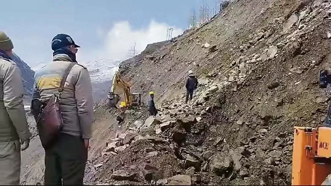 भूस्खलन के बाद मनाली-लेह राजमार्ग अवरुद्ध हो गया