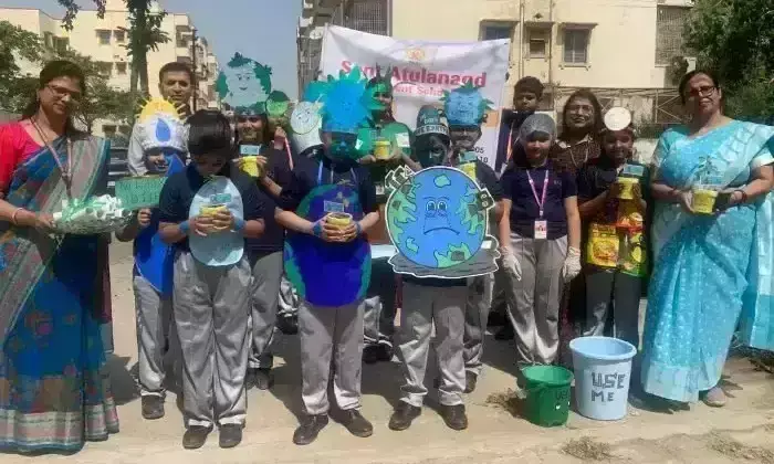 छात्रों ने रैली निकालकर पृथ्वी को स्वच्छ और प्रदूषण मुक्त रखने के लिए जागरूक किया