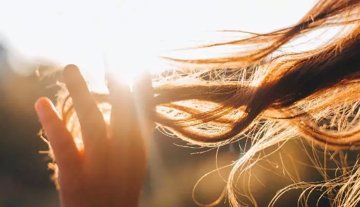 गर्मियों के दौरान बालों को धूप से बचाने के 10 असरदार घरेलू उपाय