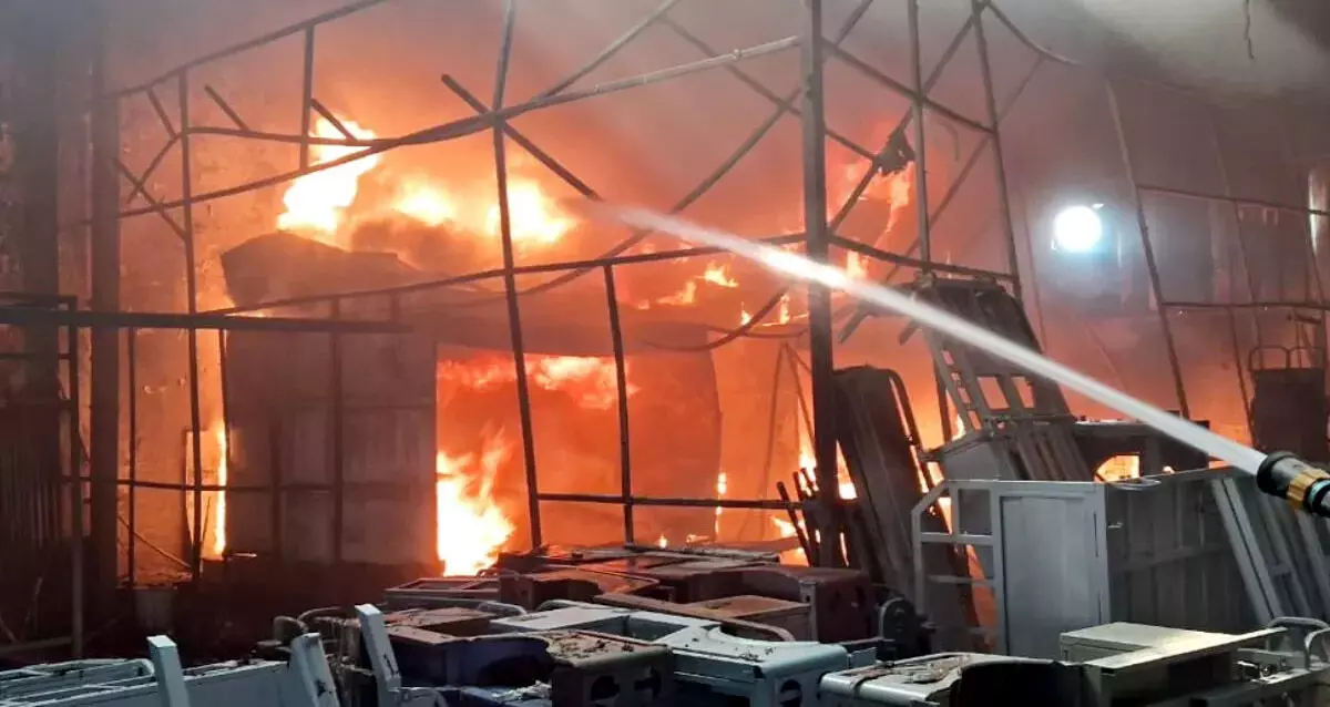 ट्रॉनिका सिटी औद्योगिक क्षेत्र स्थित  गत्ता फैक्टरी में लगी आग ,10 करोड़ से अधिक का नुकसान