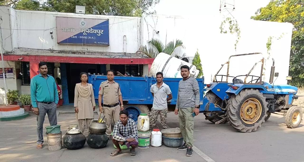 शराब बनाने की भट्ठी को पुलिस ने किया ध्वस्त, वीडियो