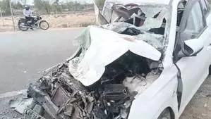 बस से भिड़ी कार, 3 की मौत एक घायल, पुलिस ने कड़ी मशक्कत के बाद बाहर निकाला