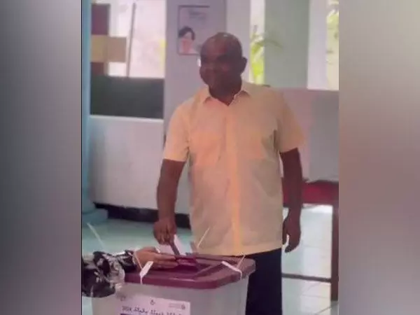 मालदीव के विपक्षी नेता अब्दुल्ला शाहिद ने संसदीय चुनाव में अपना वोट डाला