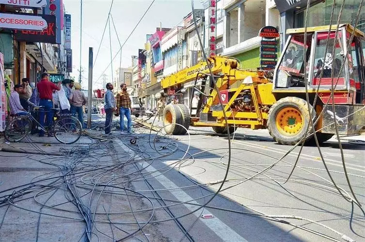 वाहन ने बिजली पोल को क्षतिग्रस्त किया, यातायात प्रभावित