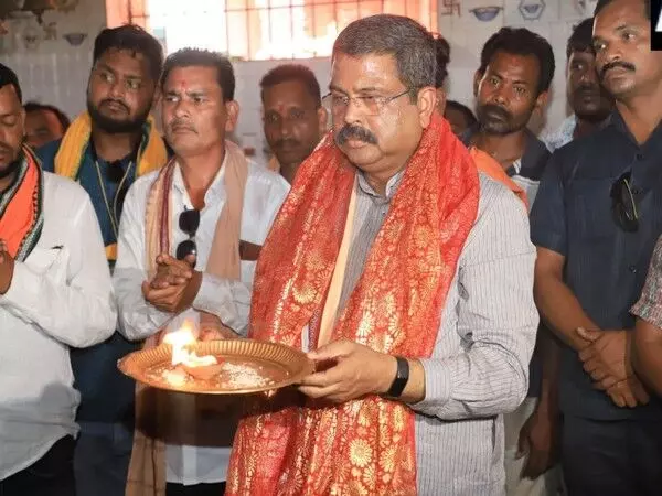 धर्मेंद्र प्रधान ने अपने संसदीय क्षेत्र संबलपुर में मां दखिनाकाली मंदिर में पूजा की