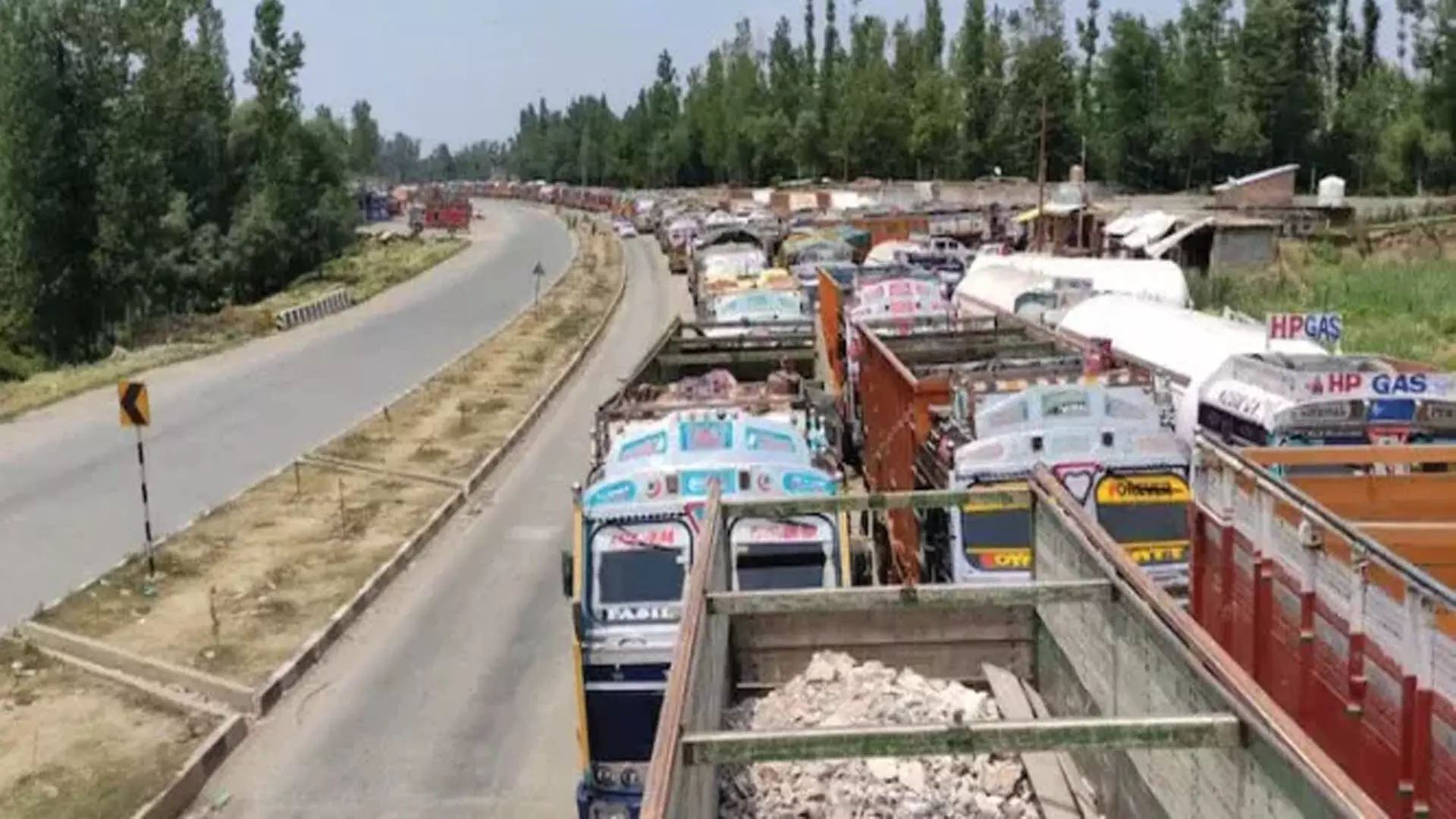 जम्मू-श्रीनगर राष्ट्रीय राजमार्ग पर कई घंटों तक यातायात बाधित रहा