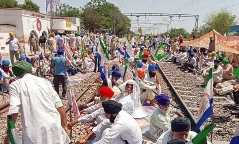 पंजाब में किसान आंदोलन का 5वां दिन, अंबाला से अमृतसर जाने वाली 73 ट्रेनें रद्द