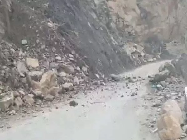 गंगरू में भूस्खलन के बाद जम्मू-श्रीनगर राष्ट्रीय राजमार्ग यातायात के लिए अवरुद्ध कर दिया गया