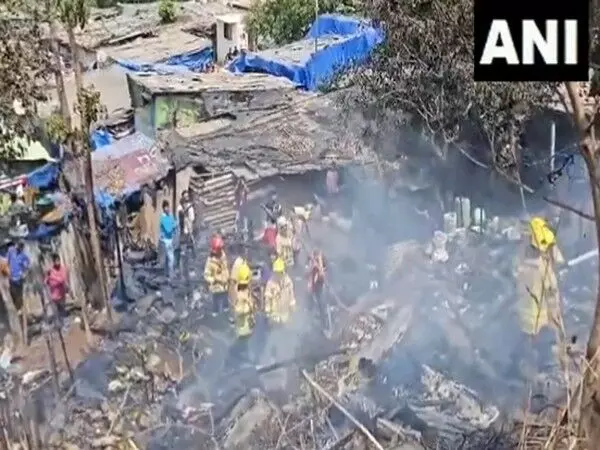 नवी मुंबई के झुग्गी बस्ती इलाके में लगी आग