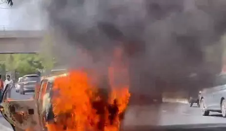कर्मचारियों को ऑफिस ले जाने वाली कार में लगी आग, वीडियो