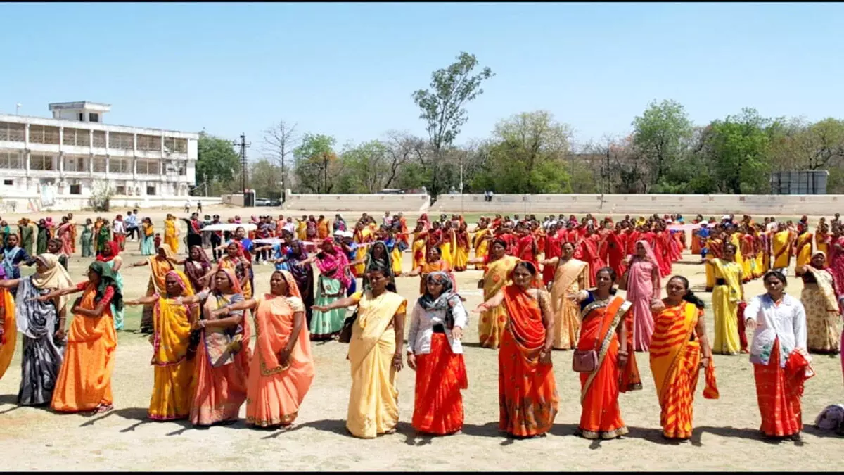 डूंगरपुर में छाया लोकतंत्र के पर्व का उल्लास राजीविका की सैकड़ों महिलाओं ने बनाई मानव श्रृंखला