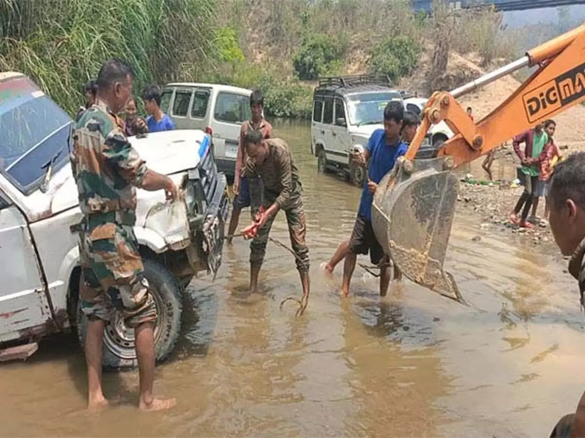 मिजोरम: असम राइफल्स सेकुल नदी में फंसे चुनाव ड्यूटी वाहनों को निकालने में सहायता