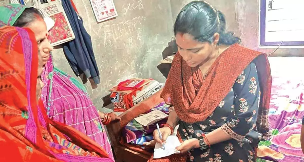 ओडिशा में चुनाव मैदान में डॉक्टर, प्रचार के दौरान किया मरीजों का इलाज