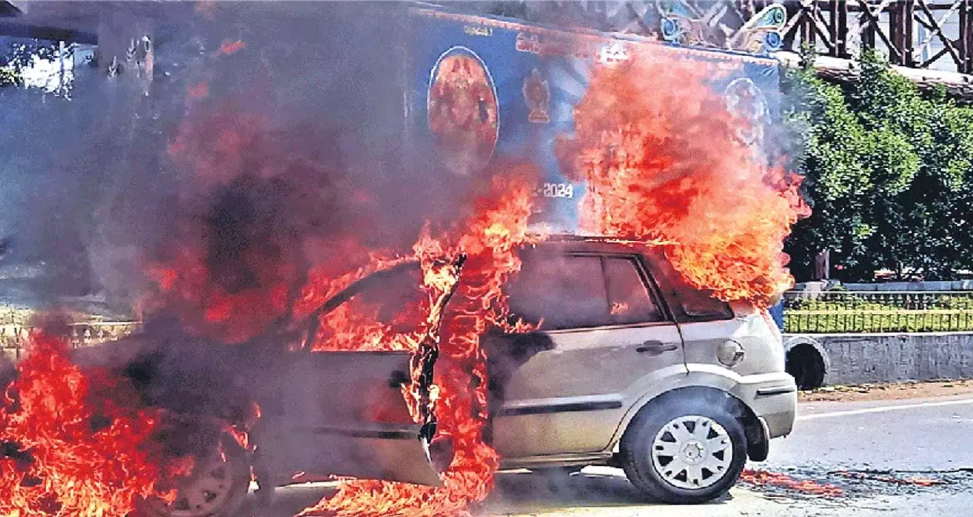 चिलचिलाती गर्मी के कारण हैदराबाद में वाहनों में  लग गई आग