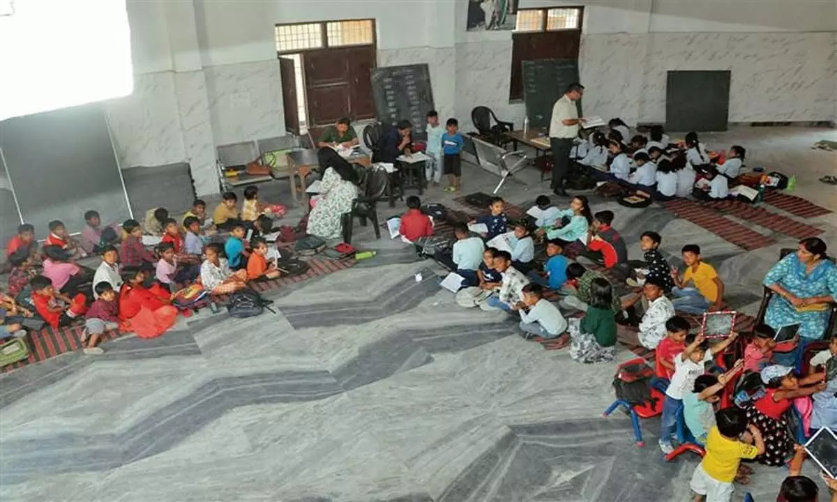 स्कूल का निर्माण अधूरा, 350 बच्चे धर्मशालाओं में पढ़ने को मजबूर