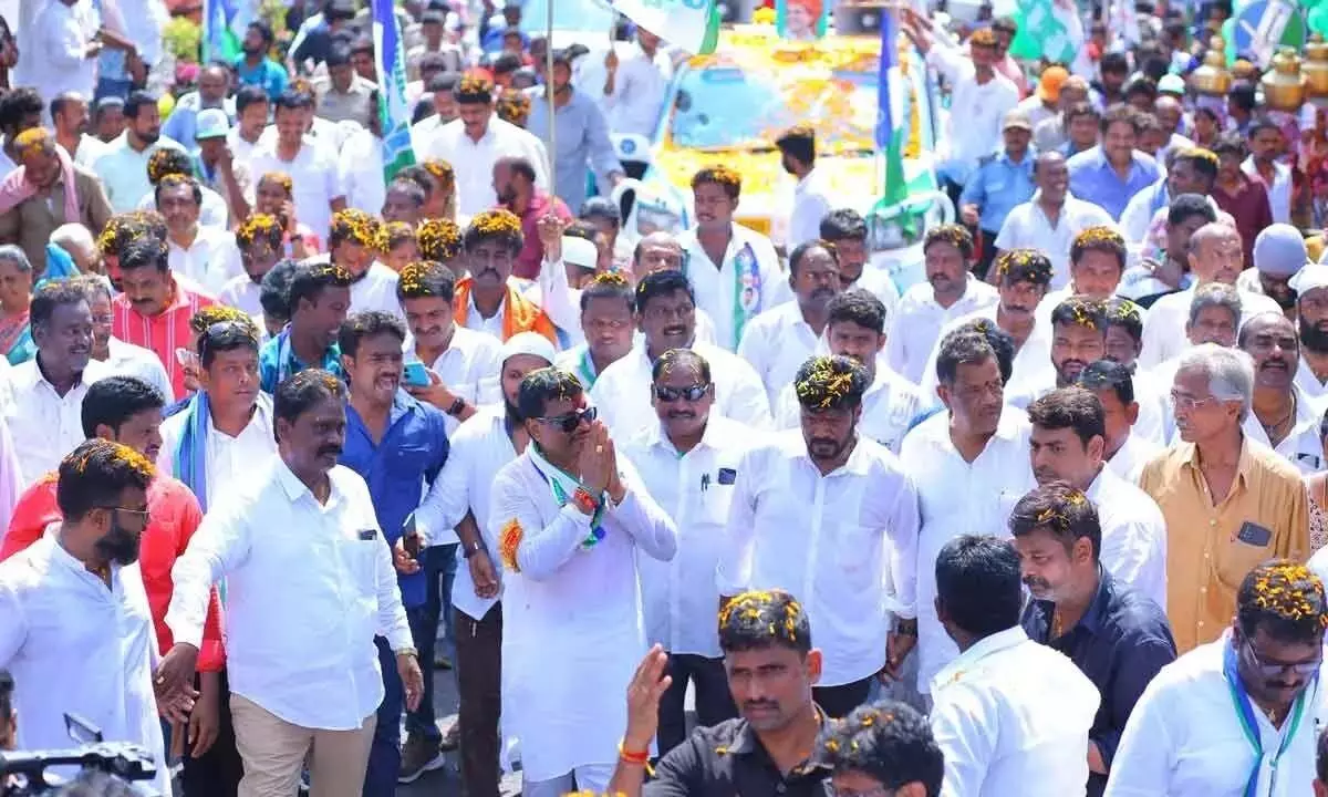 विजयवाड़ा में वेलमपल्ली श्रीनिवास राव की नामांकन रैली में भारी भीड़ उमड़ी