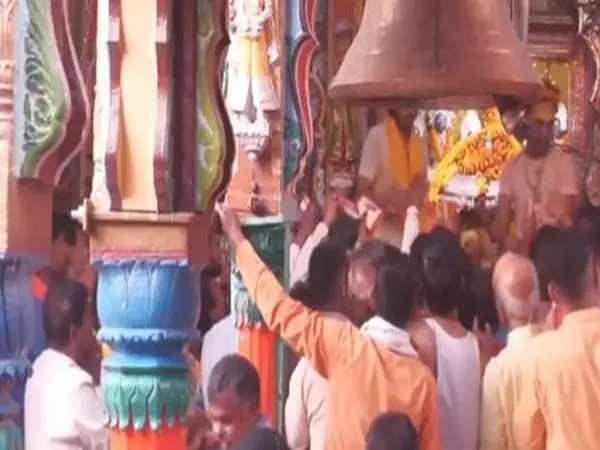 हनुमान जयंती के शुभ अवसर पर अयोध्या के हनुमान गढ़ी मंदिर में उमड़ी भक्तों की भीड़