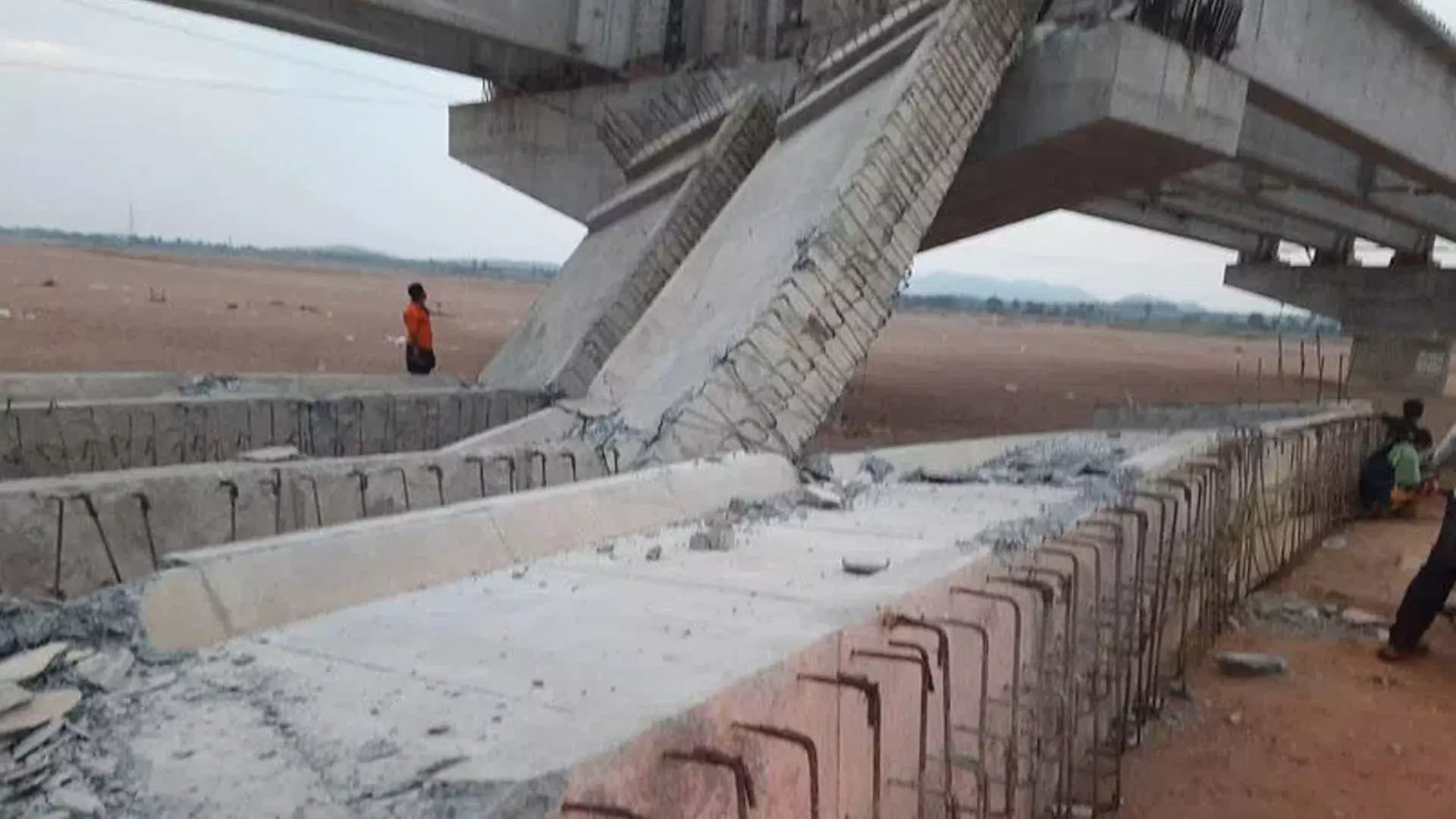 पेद्दापल्ली में निर्माणाधीन पुल गिर गया