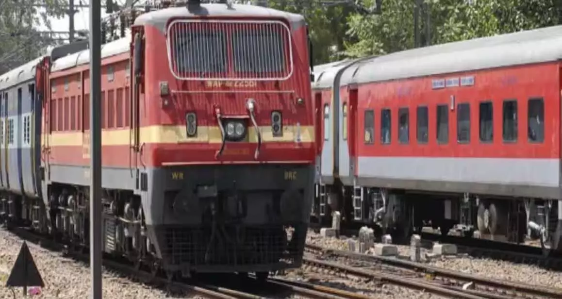 समर स्पेशल ट्रेन दौड़ रही पटरी पर, यात्रियों को राहत