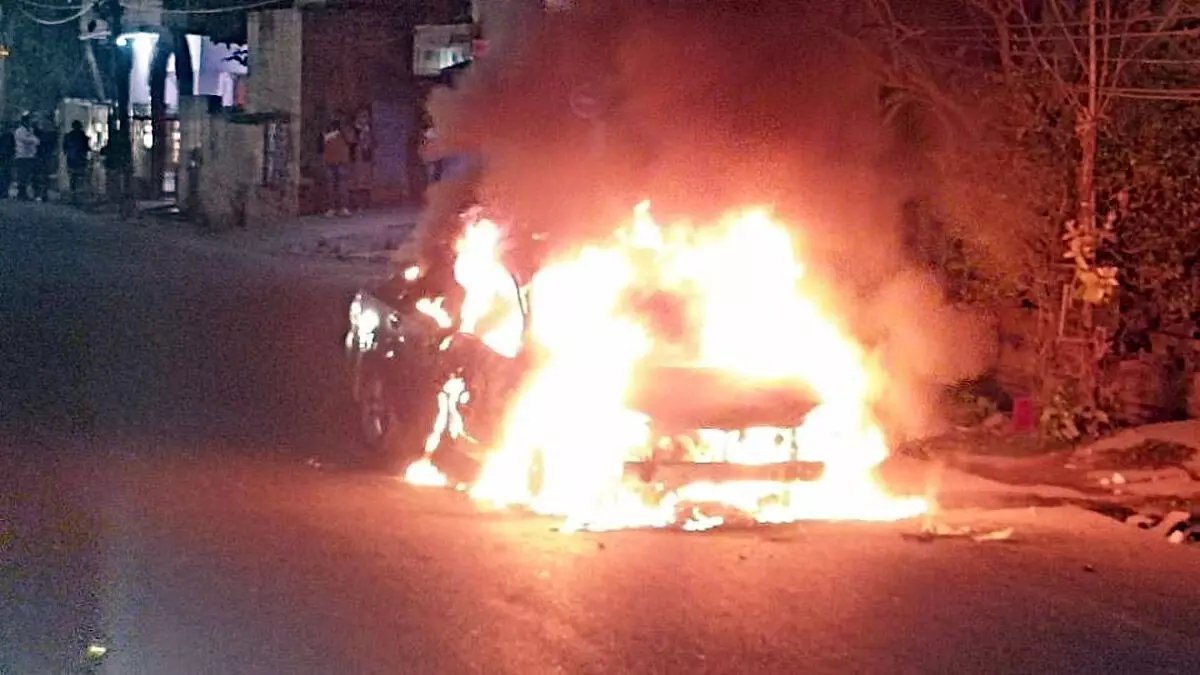 Bihar:  कार में अचानक लगी आग अंदर बैठे लोगों भागकर बचाई जान