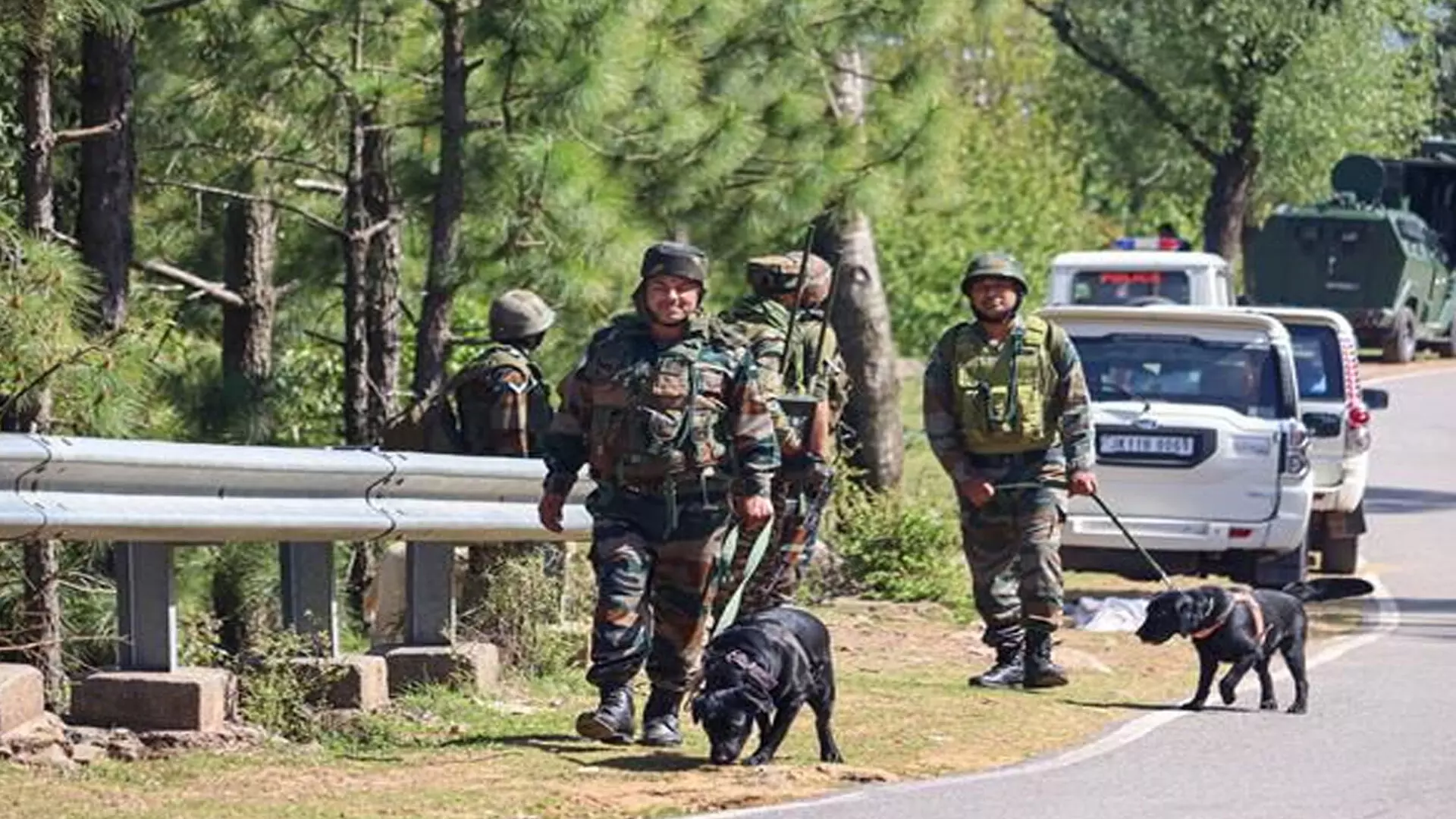 जम्मू-कश्मीर के राजौरी में आतंकियों की तलाश में तलाशी अभियान तेज