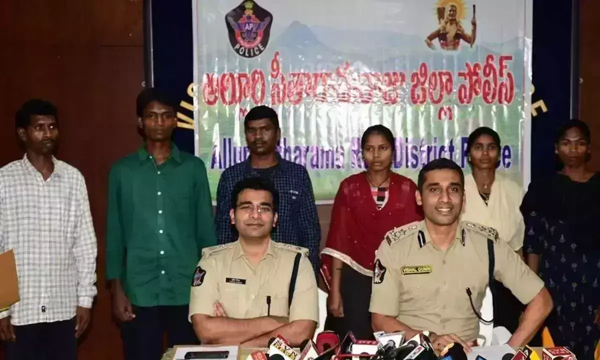 छह माओवादियों ने एएसआर पुलिस के समक्ष आत्मसमर्पण किया