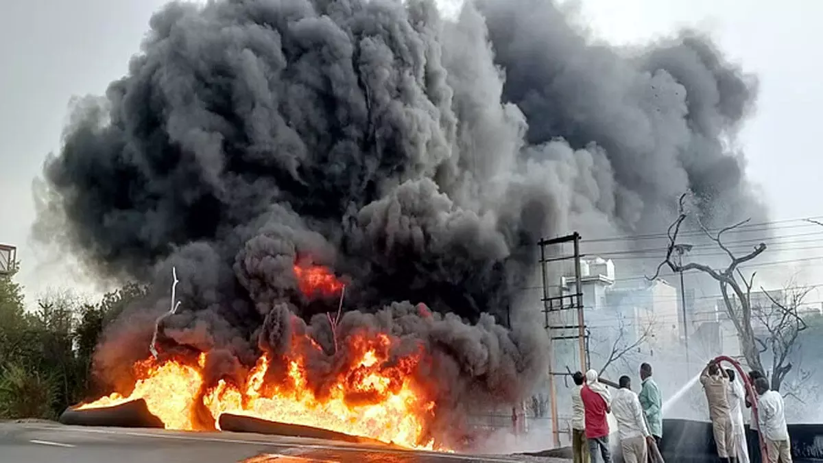 हिसार में सीवरेज पाइपों में भीषण लगी आग, आठ गाड़ियों ने करीब 2 घंटे में पाया काबू