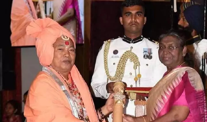 त्रिपुरा के चितरंजन महाराज को राष्ट्रपति मुर्मू ने पद्मश्री से सम्मानित किया