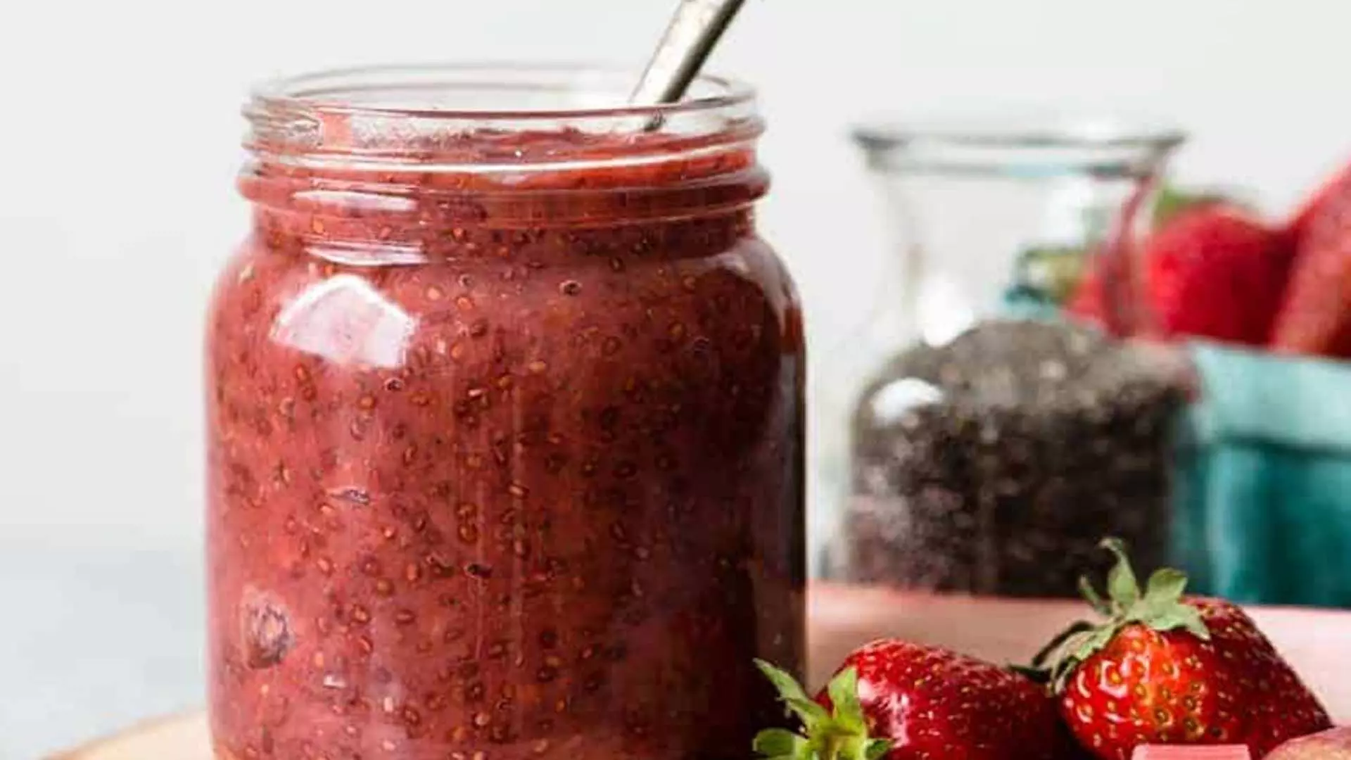 आसान और स्वास्थ्यवर्धक रूबर्ब स्ट्रॉबेरी चिया जैम