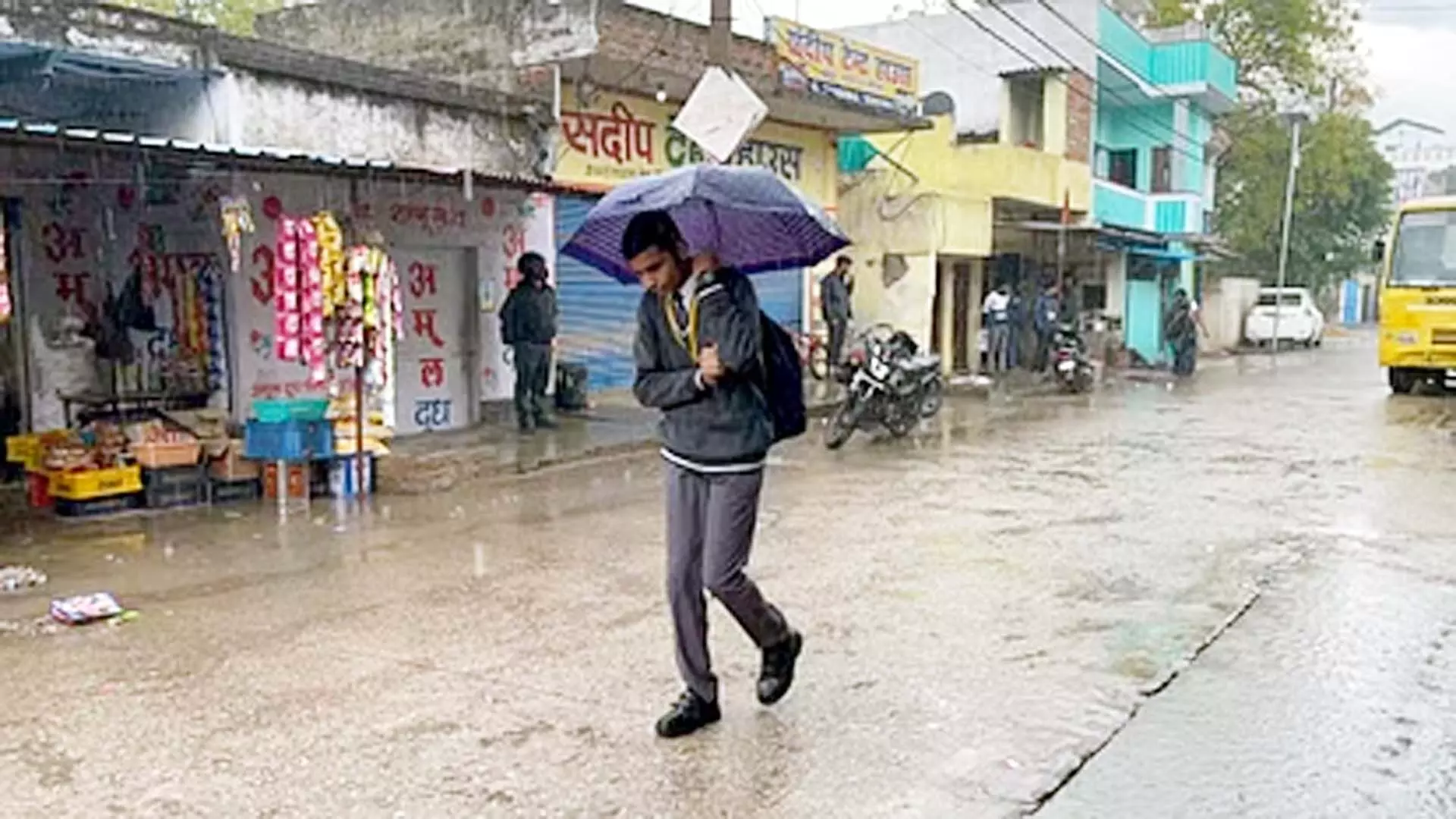 Varanasi : कई जिलों में मौसम ने  ली करवट, आंधी-बारिश के साथ पड़े ओले