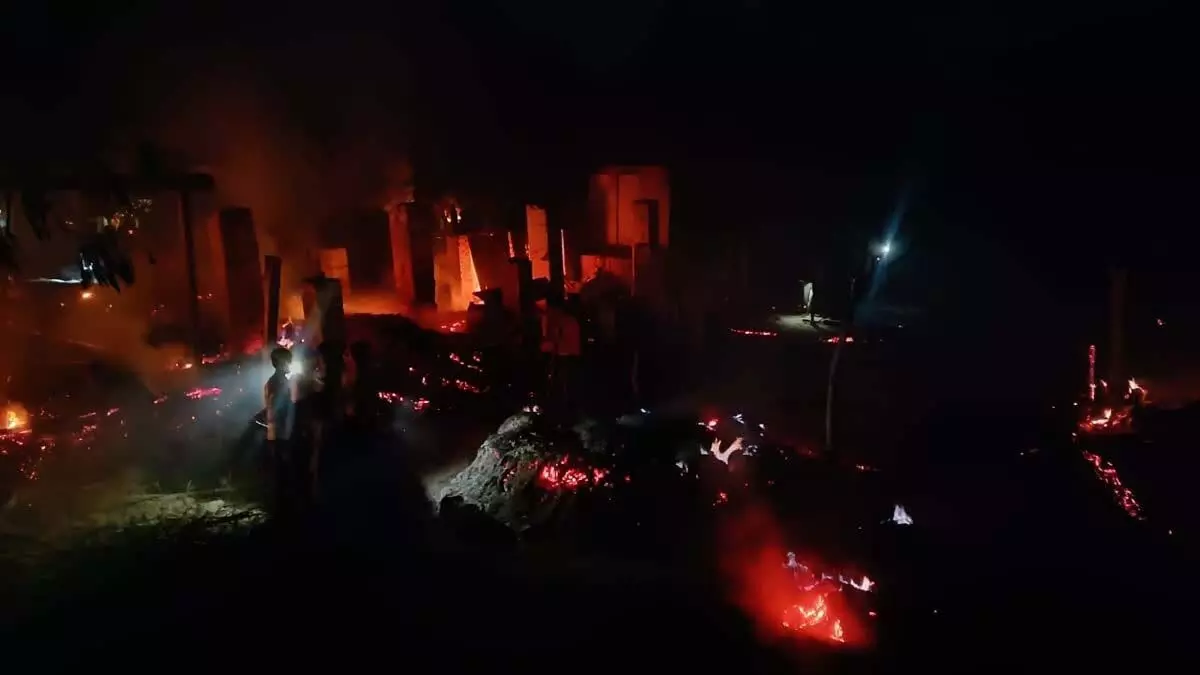 आग की लपटों ने 25 से ज्यादा घरों को जलाया, कई मवेशी जलकर मरे