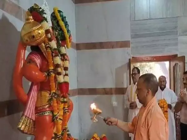 यूपी के सीएम योगी आदित्यनाथ ने हनुमान जयंती पर गोरखनाथ मंदिर में पूजा-अर्चना की
