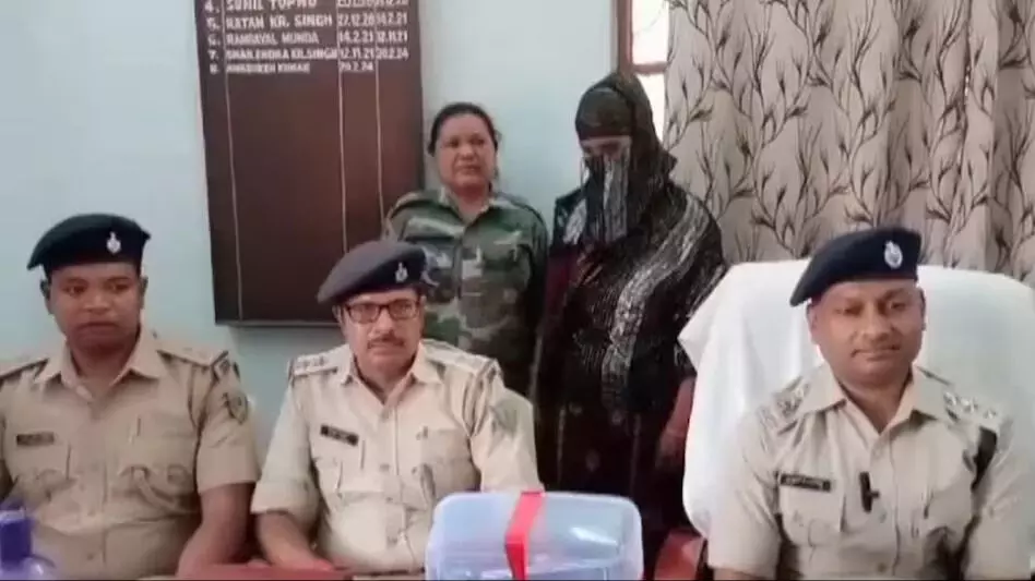 हथियार सप्लाई करने वाली महिला गिरफ्तार, पुलिस ने छापेमारी कर पकड़ा