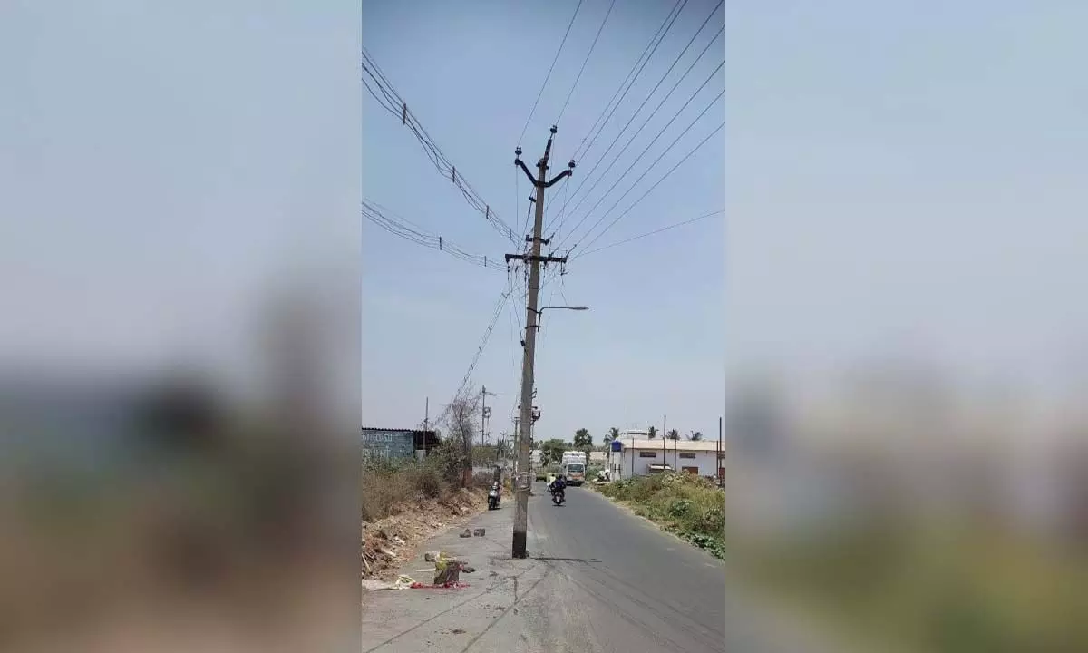 तमिलनाडु में बीच सड़क पर बिजली का खंभा निवासियों को परेशान कर रहा