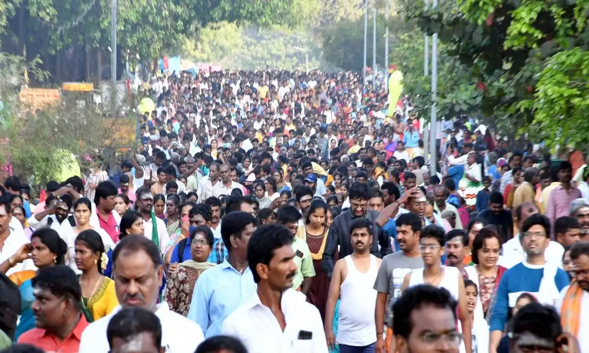 तमिलनाडु के तिरुवन्नामलाई में चित्रा पूर्णिमा के लिए गिरिवलम में लाखों श्रद्धालु उमड़े